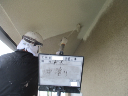 軒天中塗り　ローラー塗り